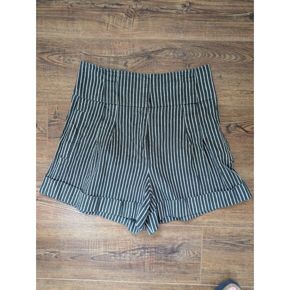 French Connection Pants - FRENCH CONNECTION Shorts Size 10 Stripes Gray Belt Belted High Waisted Stripe